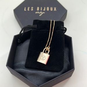 Les bijoux vintage baby Louis Vuitton lock necklace